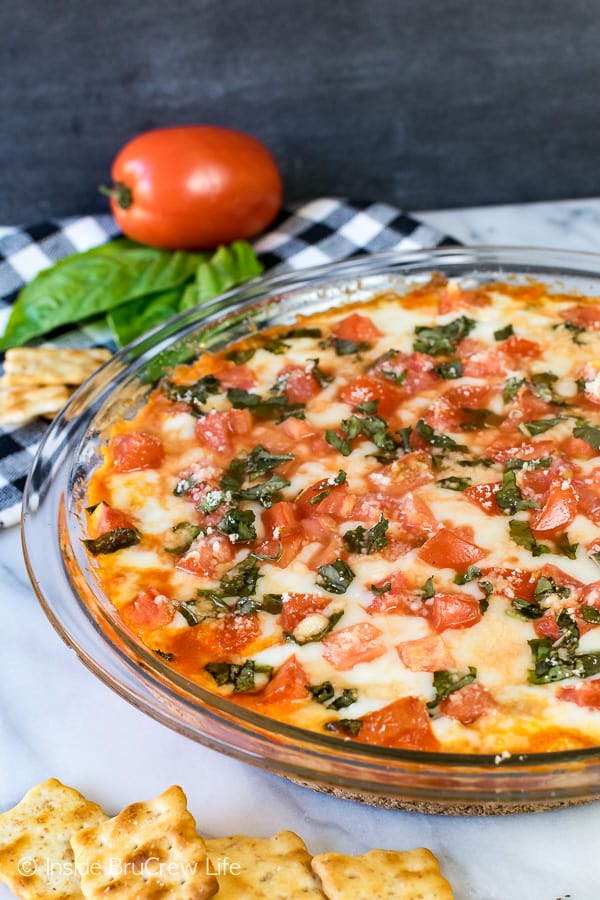 Tomato Basil Pizza Dip - gooey cheese loaded with fresh tomatoes and basil makes a delicious appetizer. Easy recipe for after school snacks or game day parties. #cheese #dip #hotdip #tomato #gameday #appetizer #afterschoolsnack