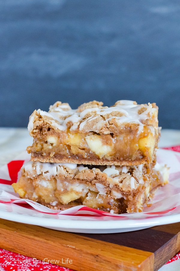 Caramel Apple Bars - gooey cake bars loaded with apples, walnuts, and caramel. Great fall dessert recipe! #apple #caramel #dessert #fall #easy #recipe #applebars