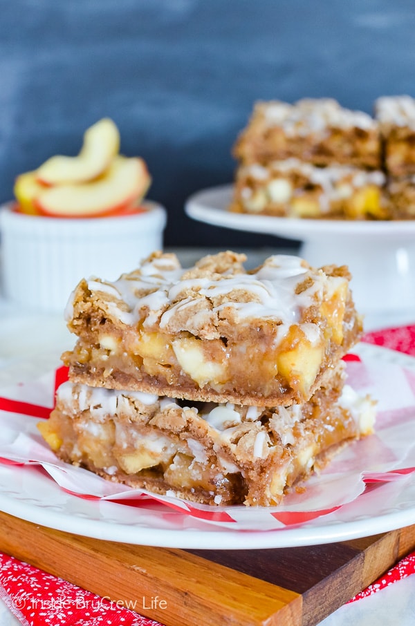 Caramel Apple Bars - these easy gooey bars are the perfect fall dessert! Make a pan and serve it warm with ice cream! #apple #caramel #dessert #fall #easy #recipe #applebars