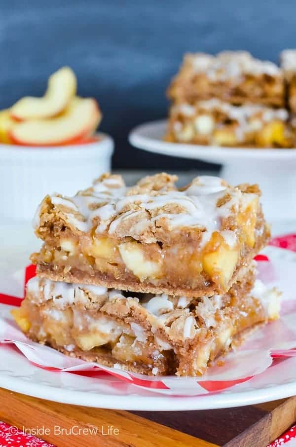 Caramel Apple Bars - fruit, nuts, and caramel makes these gooey bars a must make recipe. Great fall dessert for every party! #apple #caramel #dessert #fall #easy #recipe #applebars