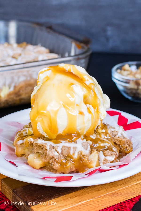Caramel Apple Bars - this easy spice bar recipe is loaded with apples and walnuts! Top these gooey bars with a scoop of ice cream for an awesome fall dessert! #apple #caramel #dessert #fall #easy #recipe #applebars