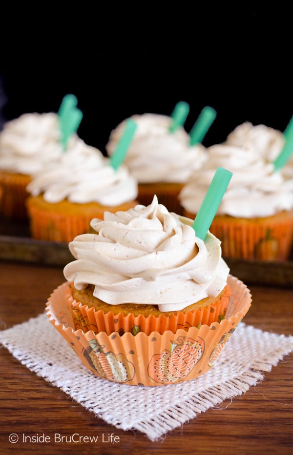 Pumpkin Spice Latte Cupcakes - a creamy white chocolate frosting makes these cupcakes taste amazing. Great copycat recipe of the popular fall drink!
