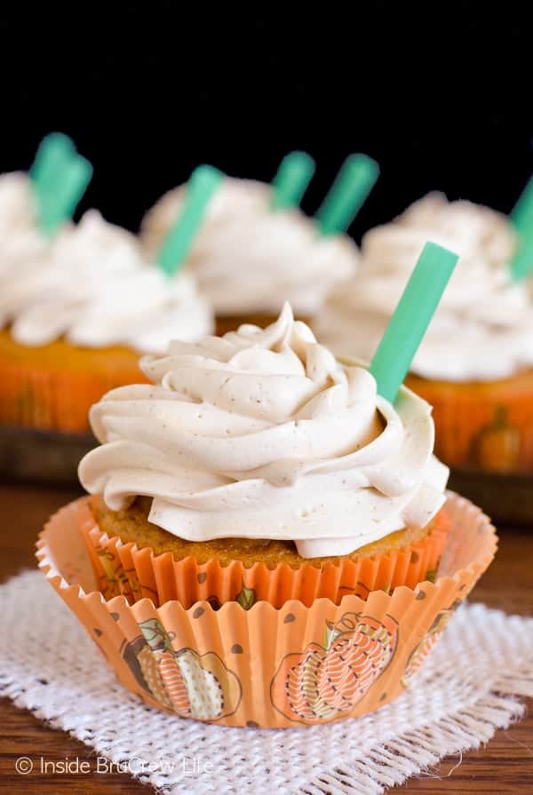 Pumpkin Spice Latte Cupcakes - pumpkin and coffee go together so well in this fun copycat of the popular fall drink! Great dessert recipe!