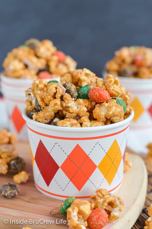 Caramel Pumpkin Spice Popcorn - caramel covered popcorn loaded with marshmallows and pumpkin spice candies makes a fun no bake fall snack mix! Make this easy recipe for fall parties! 