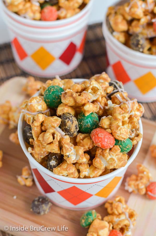 Caramel Pumpkin Spice Popcorn - pumpkin spice M&M's add a fun fall twist to this caramel chocolate covered popcorn. Easy snack mix for fall parties!