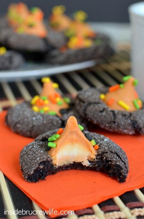 Mocha Pumpkin Spice Cookies - dark chocolate and pumpkin spice kisses make these cookies completely irresistible www.insidebrucrewlife.com