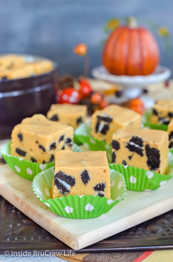 Pumpkin Cookies and Cream Fudge - this easy cookies and cream fudge gets a fun twist from pumpkin pudding. Great recipe to make for the holidays. #fudge #nobake #pumpkin #cookiesandcream #thanksgiving