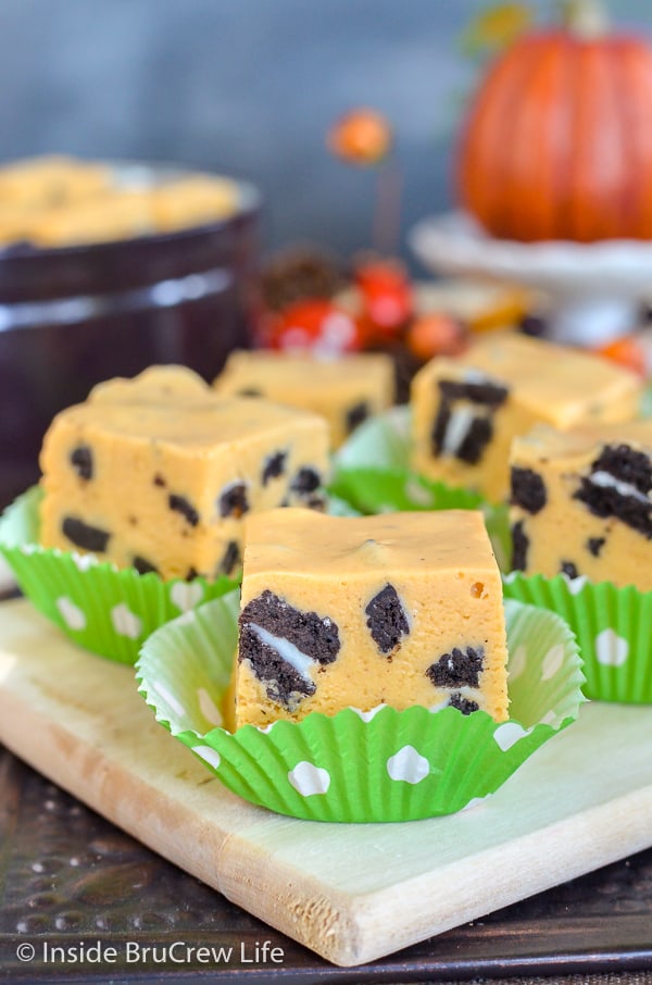 Pumpkin Cookies and Cream Fudge - this easy pumpkin fudge is filled with chocolate cookie chunks. Try this easy recipe for a fun treat for Thanksgiving. #fudge #nobake #pumpkin #cookiesandcream #thanksgiving