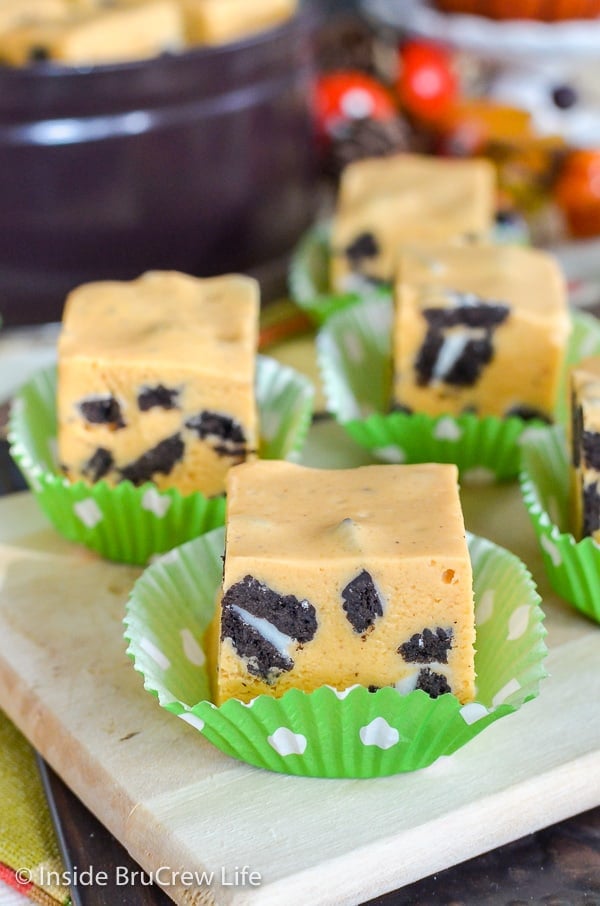 Pumpkin Cookies and Cream Fudge - Oreo cookies add a fun flair to this easy pumpkin fudge. Great cookies and cream recipe to make for the holidays. #fudge #nobake #pumpkin #cookiesandcream #thanksgiving