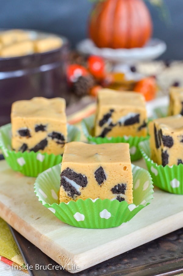 Pumpkin Cookies and Cream Fudge - pumpkin pudding loaded with chocolate cookies chunks is a fun treat for the holidays. Try this easy cookies and cream fudge for dessert. #fudge #nobake #pumpkin #cookiesandcream #thanksgiving
