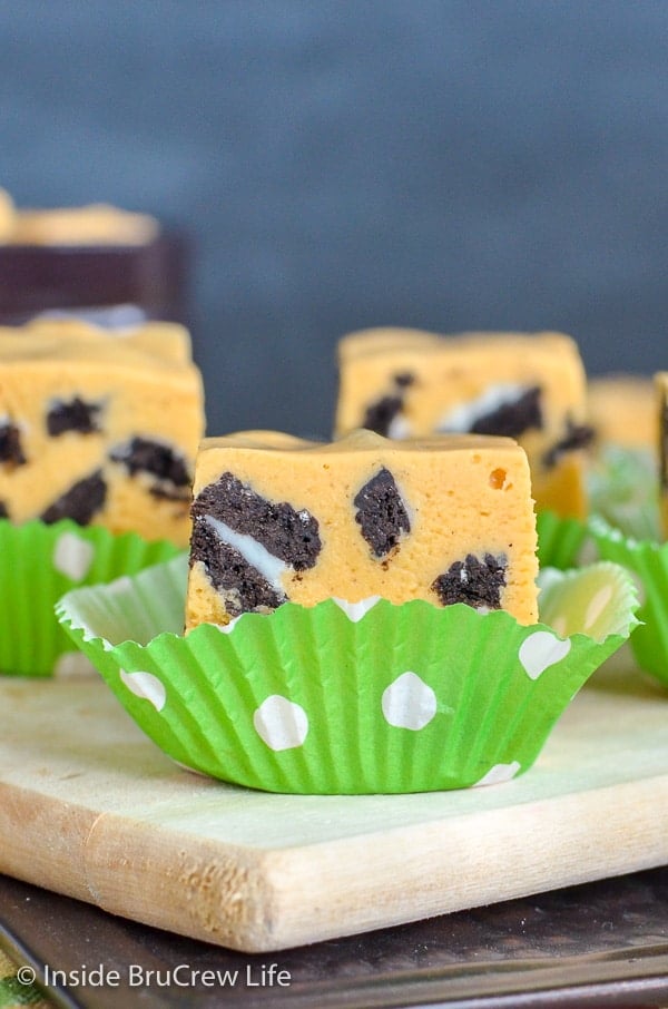 Pumpkin Cookies and Cream Fudge - chunks of cookies make this sweet pumpkin fudge a fun treat for the holidays. Try this easy recipe for Thanksgiving this year. #fudge #nobake #pumpkin #cookiesandcream #thanksgiving