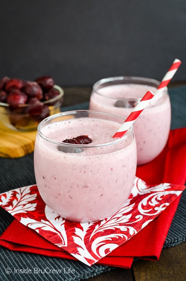 Skinny Cherry Banana Smoothie - enjoy this protein packed smoothie for breakfast or lunch. Great recipe to mix up when you are eating healthy! #healthy #smoothie #proteinshake #healthyeating