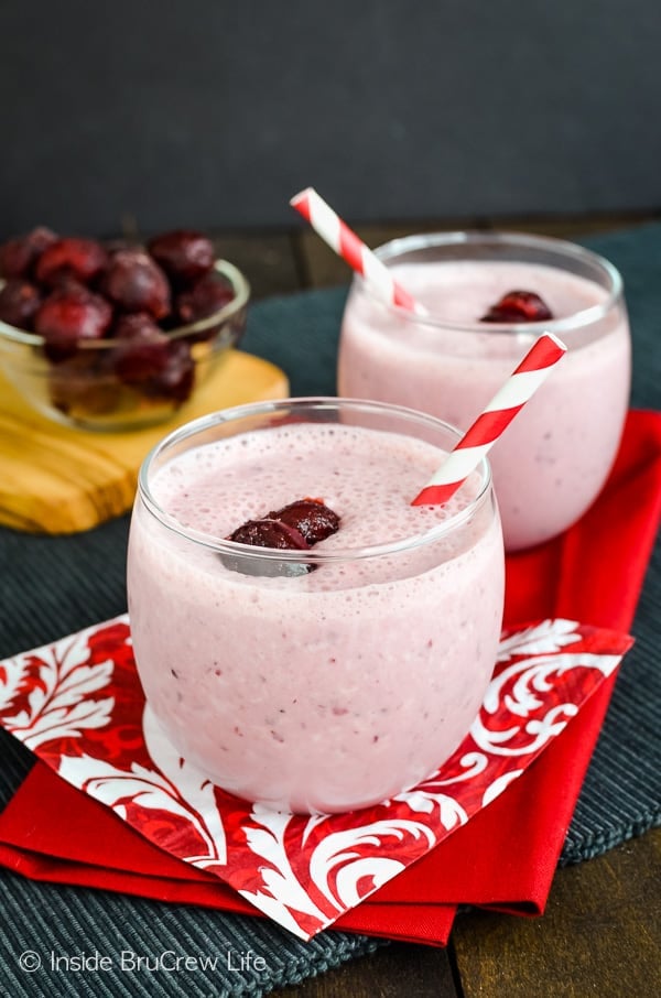 Skinny Cherry Banana Smoothie - this easy protein packed shake is a delicious and healthy choice for breakfast or lunch. Add this easy recipe to your healthy meal plan! #healthy #smoothie #proteinshake #healthyeating