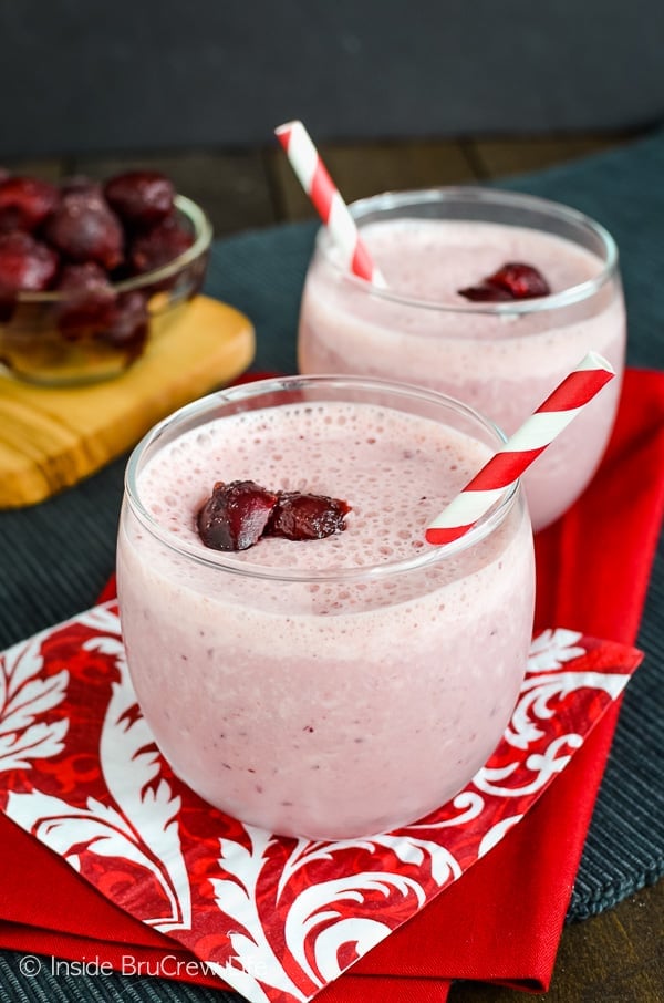 Skinny Cherry Banana Smoothie - this easy smoothie is a delicious and healthy option for breakfast or lunch. Blend up this easy recipe in a hurry! #healthy #smoothie #proteinshake #healthyeating