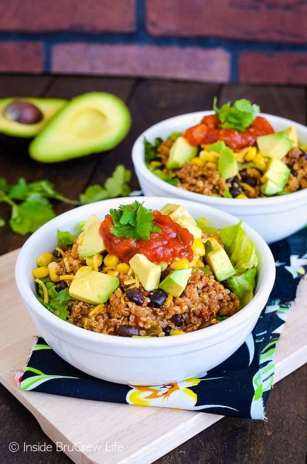 Taco Salad Bowls - this healthy taco salad is an easy dinner to make in a hurry. Great 30 minute meal that everyone loves! #salad #tacosalad #easy #dinner #30minutemeal #tacotuesday