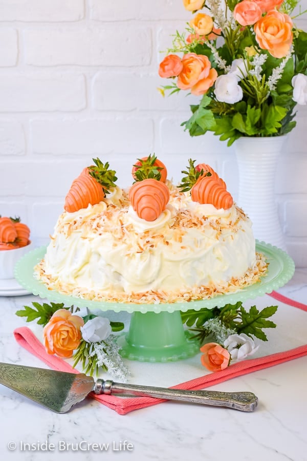 Flat lay of homemade bundt cake, spiral bundt cake, Top view of coconut bundt  cake Stock Photo - Alamy