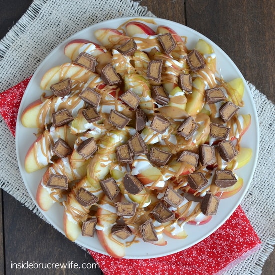 Fluffernutter Apple Nachos - apples drizzled with peanut butter, marshmallow, and Reese's PB cups. Best way to eat an apple a day!
