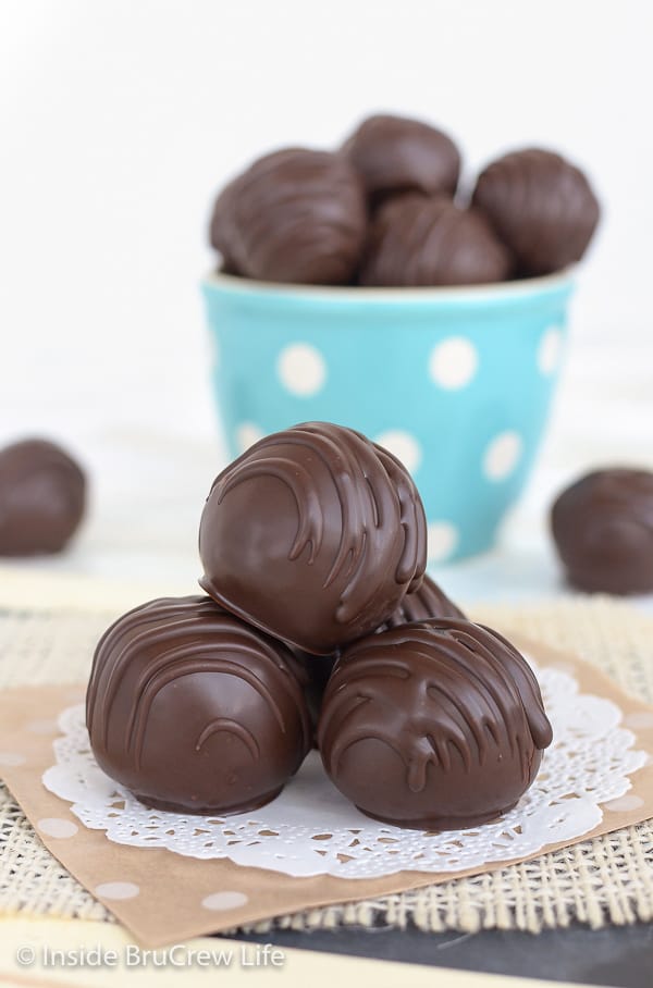 Amaretto Pecan Cookie Dough Truffles - edible cookie dough bites loaded with pecans and dipped in an amaretto dark chocolate makes a delicious no bake treat. #nobake #cookiedough #pecan #truffles