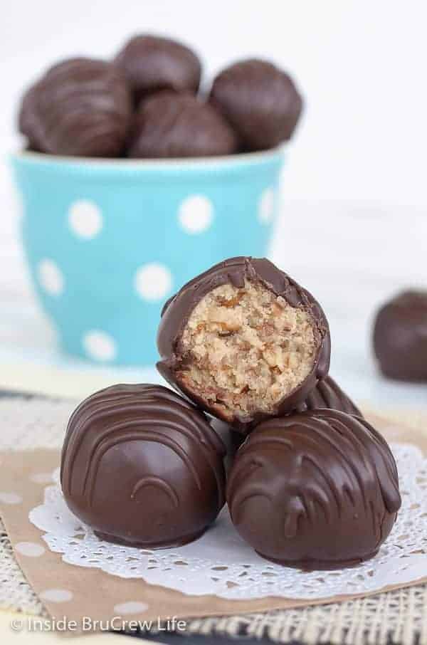 Amaretto Pecan Cookie Dough Truffles - these easy no bake cookie dough bites are loaded with pecans and dipped in dark chocolate. Make this easy recipe to add to cookie trays for the holidays! #nobake #cookiedough #pecan #truffles