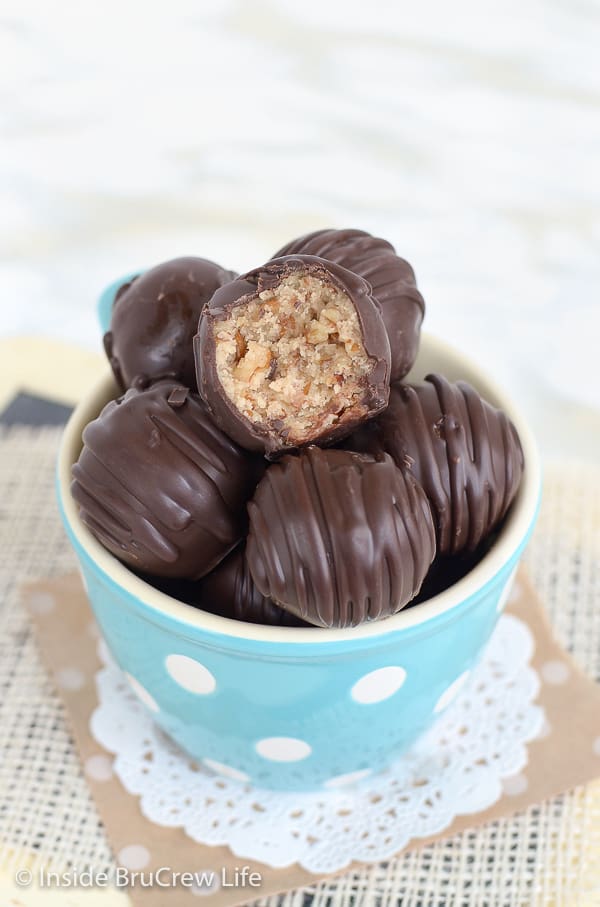 Amaretto Pecan Cookie Dough Truffles - dark chocolate covered cookie dough bites loaded with pecans makes a fun treat for cookie trays. Make this easy recipe for snacks or parties! #nobake #cookiedough #pecan #truffles