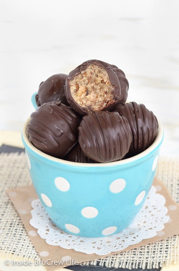 Amaretto Pecan Cookie Dough Truffles - no bake cookie dough loaded with pecans and dipped in dark chocolate makes a delicious treat to add to cookie trays! Easy recipe to make for the holidays! #nobake #cookiedough #pecan #truffles
