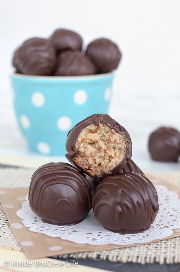 Amaretto Pecan Cookie Dough Truffles - no bake edible cookie dough bites loaded with lots of pecans makes a great treat for cookie trays. Make this easy recipe for holiday parties! #nobake #cookiedough #pecan #truffles
