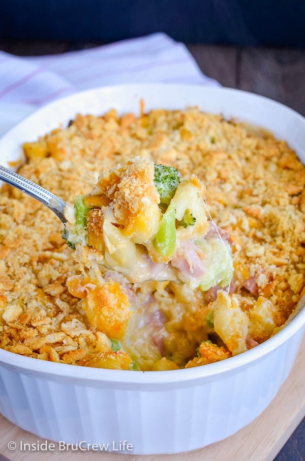 Ham and Broccoli Pasta Bake - this cheesy pasta is loaded with ham and broccoli. Make this easy dinner recipe to use up leftover ham. #ham #pasta #easydinner #recipe #broccoli #cheese #comfortfood #easydinnerrecipe #cheesypasta