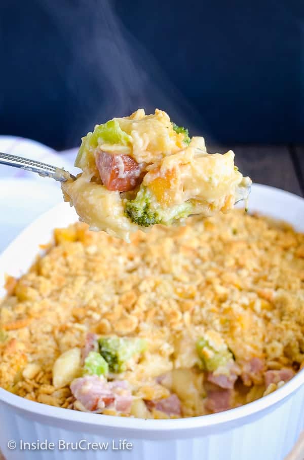 Ham and Broccoli Pasta Bake - leftover ham, broccoli, and plenty of cheese make this an easy dinner recipe that disappears every time. Great dinner for busy nights! #ham #pasta #easydinner #recipe #broccoli #cheese #comfortfood #easydinnerrecipe #cheesypasta