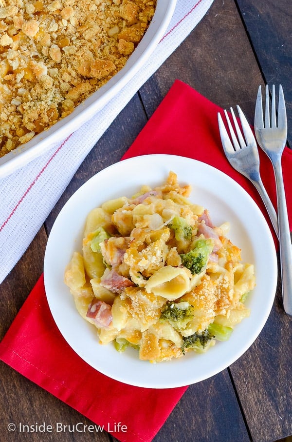 Ham and Broccoli Pasta Bake - cheesy pasta filled with ham and broccoli. Easy dinner recipe to use up leftover ham. #ham #pasta #easydinner #recipe #broccoli #cheese #comfortfood #easydinnerrecipe #cheesypasta