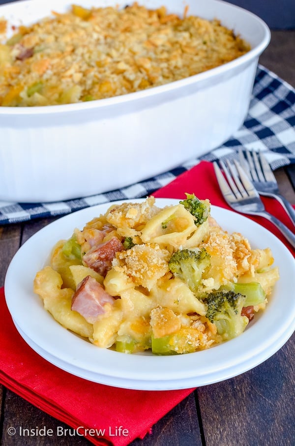 Ham and Broccoli Pasta Bake - this easy pasta dinner is loaded with leftover ham and broccoli. This cheesy pasta recipe is perfect for busy nights! #ham #pasta #easydinner #recipe #broccoli #cheese #comfortfood #easydinnerrecipe #cheesypasta