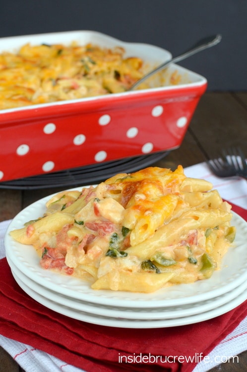 Chicken Bacon Ranch Pasta Bake - a gooey pasta dinner loaded with meat, cheese, and veggies always gets two thumbs up. Easy recipe to make on busy nights! #pasta #chicken #bacon #comfortfood #dinner #cheesypasta