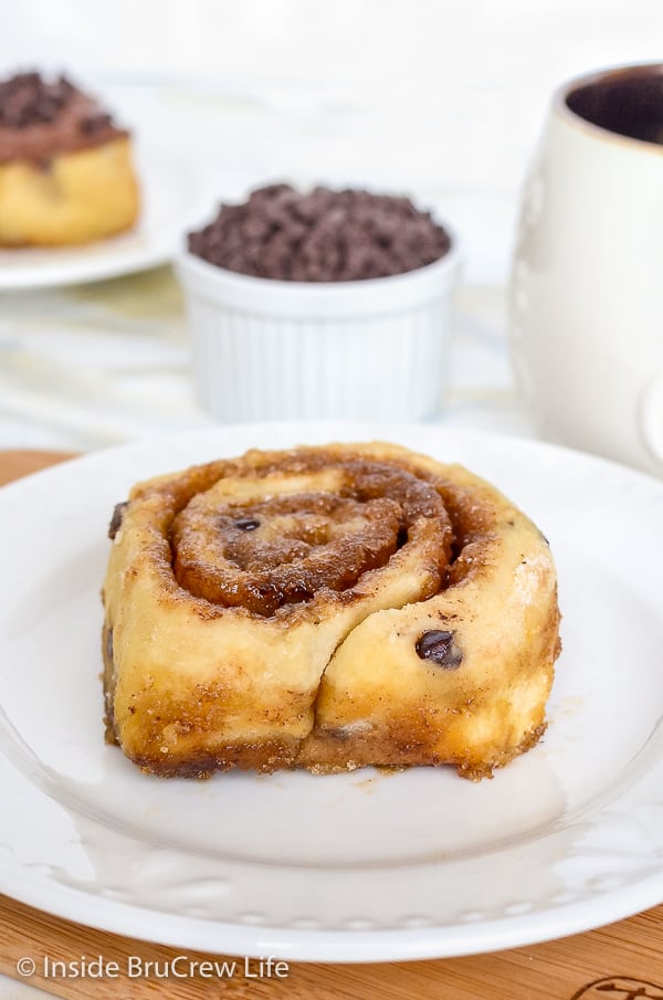 Chocolate Chip Cinnamon Rolls - you can have these no yeast cinnamon rolls on your breakfast table in under an hour. Easy recipe for breakfast or brunch! #cinnamonrolls #noyeast #chocolate #breakfast