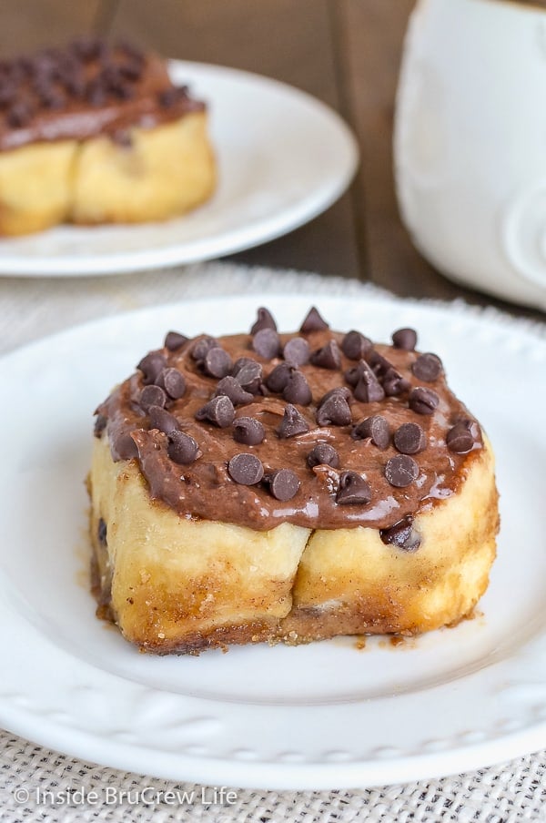 Chocolate Chip Cinnamon Rolls - easy no yeast cinnamon rolls with chocolate frosting is a very good idea for a weekend breakfast or brunch party! #cinnamonrolls #noyeast #chocolate #breakfast