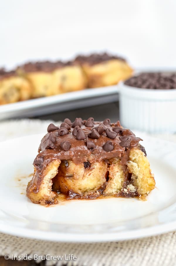 Chocolate Chip Cinnamon Rolls - add chocolate chips and chocolate frosting to these no yeast cinnamon rolls for a great breakfast treat. Easy recipe to make for weekend brunch! #cinnamonrolls #noyeast #chocolate #breakfast