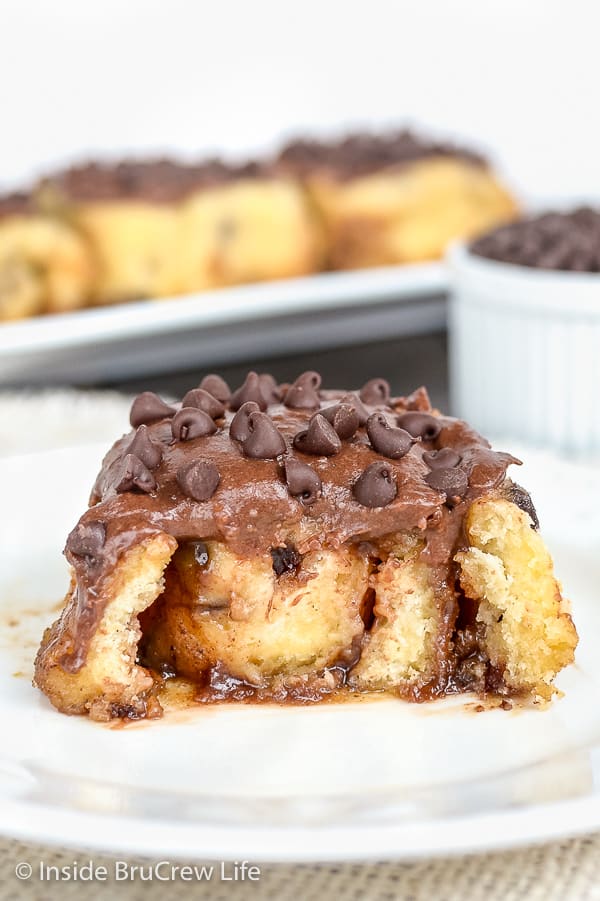 Chocolate Chip Cinnamon Rolls - adding chocolate chips and chocolate frosting is a great way to make these no yeast cinnamon rolls even better. Try this easy recipe for breakfast or brunch! #cinnamonrolls #noyeast #chocolate #breakfast