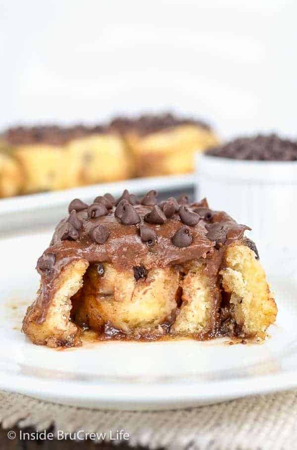 Chocolate Chip Cinnamon Rolls - these easy, no yeast cinnamon rolls can be made and eaten in under an hour. Make this easy recipe for weekend breakfasts. #cinnamonrolls #noyeast #chocolate #breakfast