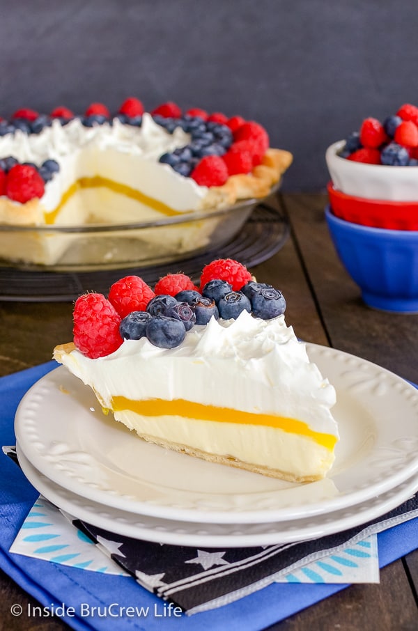 Lemon Cream Berry Pie - rows of fresh berries on top of a light and creamy pudding pie is perfect for summer picnics. Easy recipe to make! #lemoncream #pie #nobakecheesecake #fourthofjuly #summerdessert