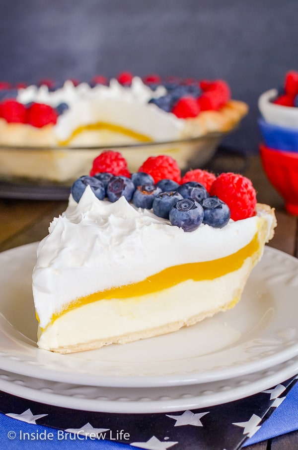 Lemon Cream Berry Pie - lemon pudding, no bake cheesecake, and fresh berries is a perfect combo in this easy pie recipe. Perfect for summer picnics. #lemoncream #pie #nobakecheesecake #fourthofjuly #summerdessert