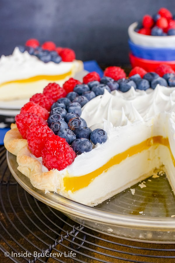 Lemon Cream Berry Pie - creamy layers of no bake cheesecake and pudding with fresh berries tastes so good on a hot summer day. Make this recipe for picnics and parties! #lemoncream #pie #nobakecheesecake #fourthofjuly #summerdessert
