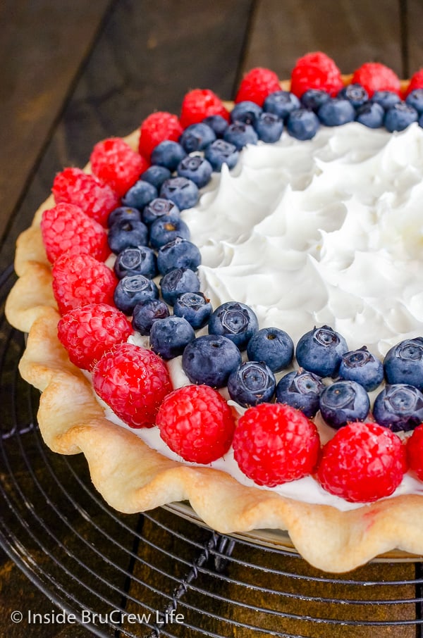Lemon Cream Berry Pie - creamy layers of pudding, no bake cheesecake, and fresh berries makes a fun patriotic dessert. Great recipe for summer picnics! #lemoncream #pie #nobakecheesecake #fourthofjuly #summerdessert