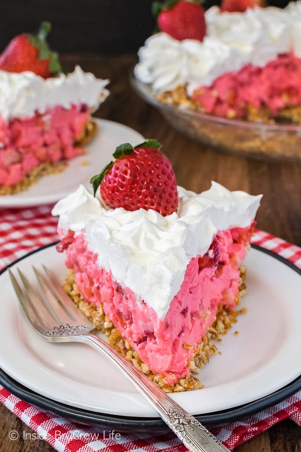 Strawberry Pretzel Pie - the sweet and salty crust on this easy no bake pie makes it taste so good. Great dessert recipe for spring or summer!