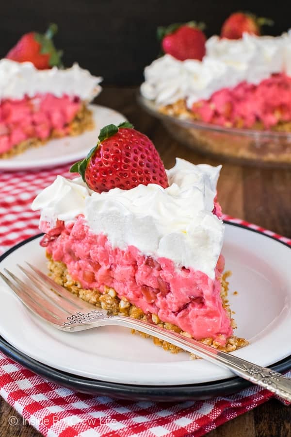 Strawberry Pretzel Pie - a sweet and salty crust with a creamy filling make this easy no bake pie recipe so delicious!