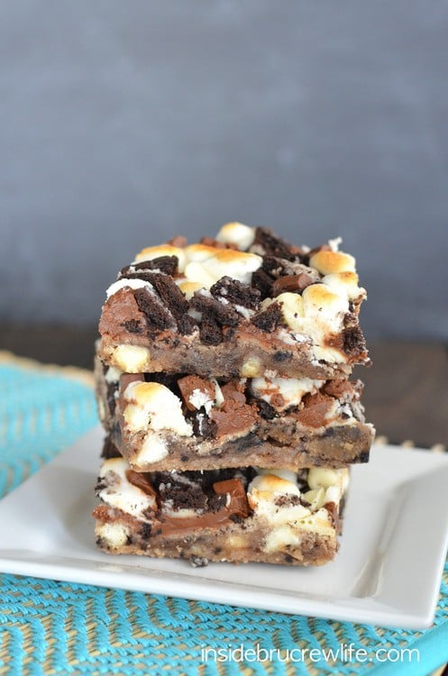 Cookies and Cream S'mores Bars - a delicious cookies and cream twist to the summer s'mores