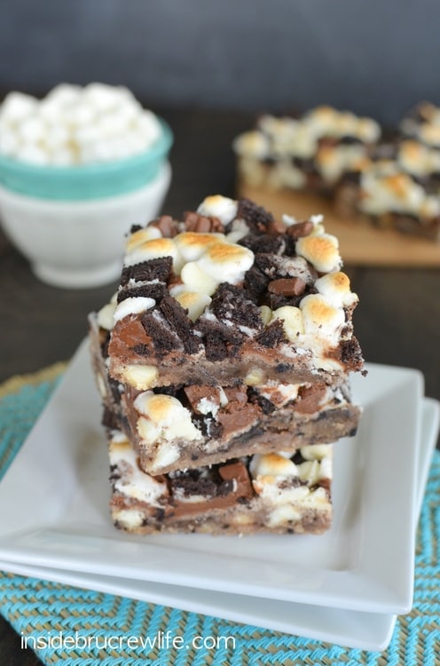 Cookies and Cream S'mores Bars - a delicious cookies and cream twist to the summer s'mores