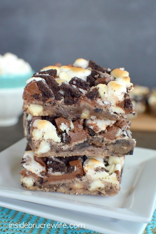 Cookies and Cream S'mores Bars - a delicious cookies and cream twist to the summer s'mores