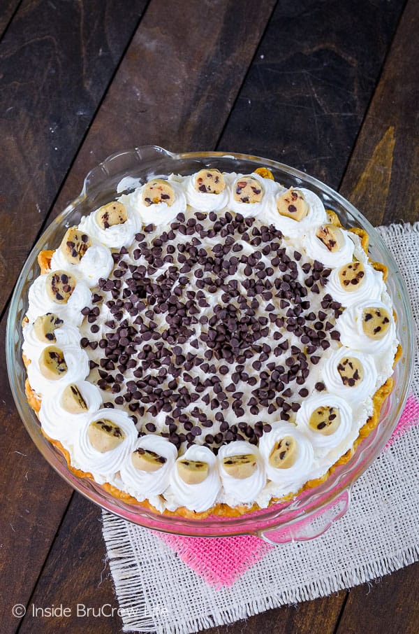 Cookie Dough Cheesecake Brownie Pie - mini chocolate chips and cookie dough bites add a fun flair to this fudgy brownie pie! Make this recipe for parties and watch it disappear! #browniepie #cookiedoughbites #nobakecheesecake #bestdessert #cheesecakelove