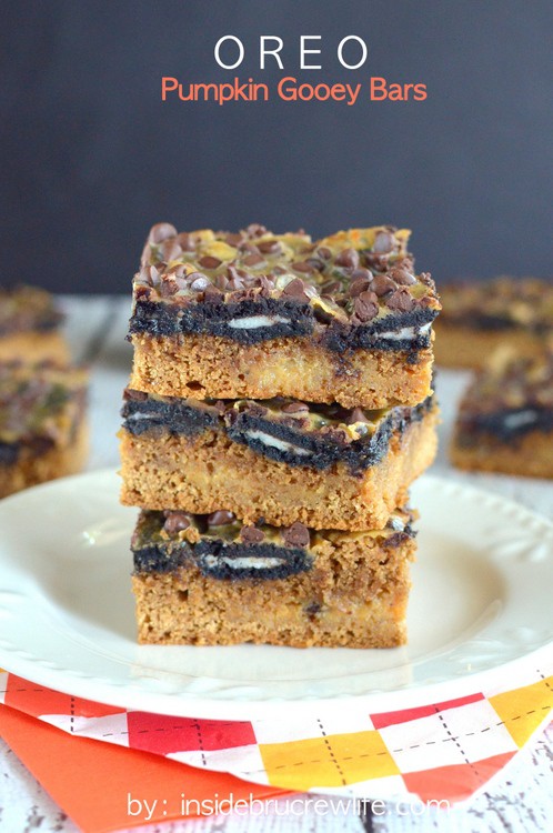 Gooey pumpkin bars with Oreo cookies and chocolate chips is the fall dessert to try this year!