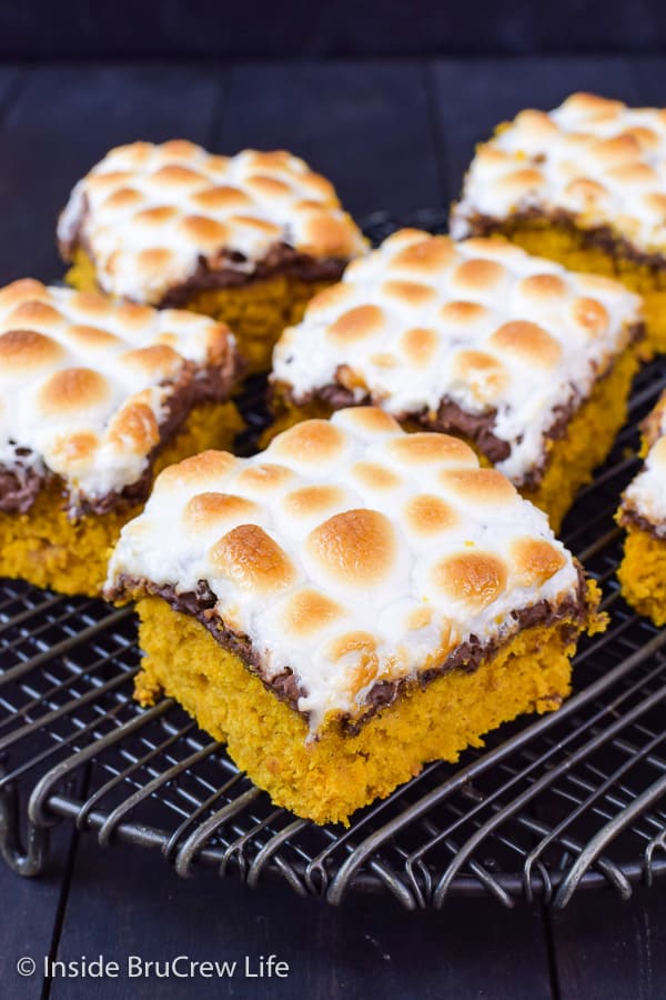 Best Pumpkin S'mores Bars - toasted marshmallow and melted chocolate makes these pumpkin bars taste amazing! Try this easy recipe this fall! #pumpkin #pumpkinbars #smores #chocolate #marshmallow