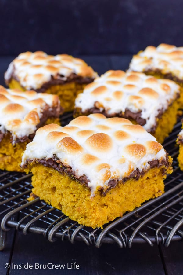 Best Pumpkin S'mores Bars - soft homemade pumpkin bars topped with gooey chocolate and marshmallows. Make this easy recipe for a taste of summer and fall! #pumpkin #pumpkinbars #smores #chocolate #marshmallow