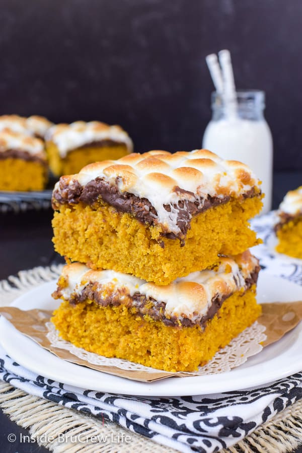 Best Pumpkin S'mores Bars - gooey chocolate and marshmallow adds such a fun and delicious flavor to these easy pumpkin bars. Make this easy recipe this fall. #pumpkin #pumpkinbars #smores #chocolate #marshmallow